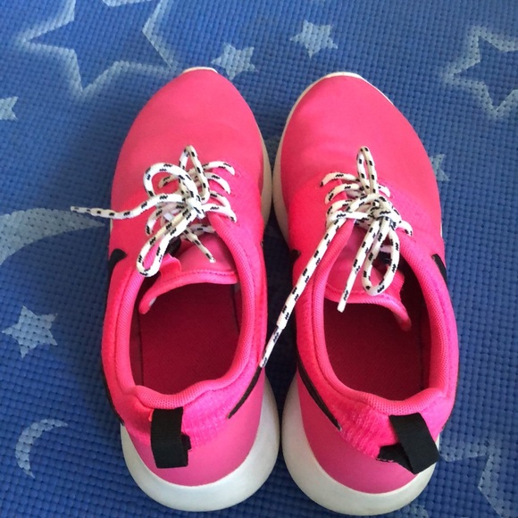 Nike Hot Pink Sneaker Runner Running Shoes - Picture 2 of 8